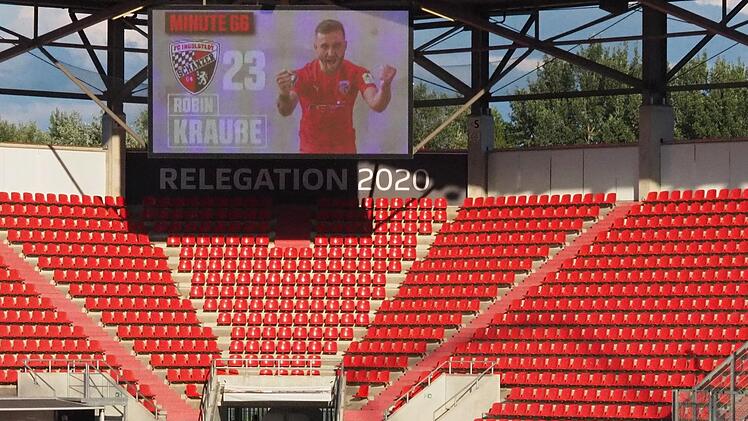 Als im leeren Audi-Sportpark dieser jubelnde Ingolstadter auf der Stadiontafel erschien, war der Club abgestiegen. Aber das Spiel lief ja noch... Foto: Jürgen Schmitt