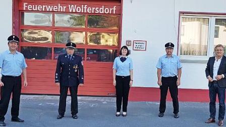 Im Bild von links KBM Klaus Dressel, Hans-Dieter Seedtke (bisheriger stellvertretender Kommandant), Silvia Welsch (stellvertretende Kommandantin), Heiko Kaiser (1. Kommandant), Bürgermeister Rainer Detsch  Foto: K.- H. Hofmann