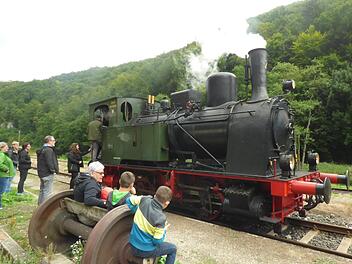 Wenn die Dampfbahn an der Endstation in Behringersmühle hält, finden die Gäste bisher einen desolaten Zustand vor und ein Areal, auf dem nichts geboten wird. Dies soll sich mittel- bis langfristig auch mit Beteiligung des Nachbarlandkreises Bayreuth ändern.  Fotos: Thomas Weichert