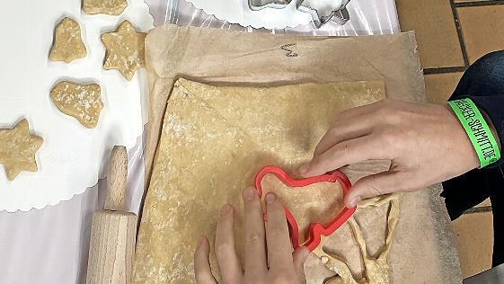 Über 800 Kinder zeigten am Kinderbacktag in der Bäckerei Peter Schmitt ihr Geschick beim Kneten und Ausstechen von Teig. Und alles für einen guten Zweck.