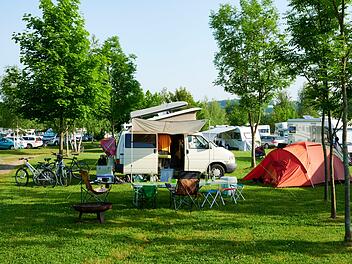 Sch&ouml;ner Familien Camping Urlaub mit Camping Bus Wohnmobil in Deutschland Europa Campingplatz