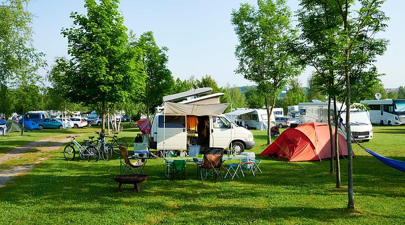 Sch&ouml;ner Familien Camping Urlaub mit Camping Bus Wohnmobil in Deutschland Europa Campingplatz