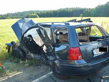 Ein 75-jähriger Mannsflurer starb in den Trümmern seines Golf. Fotos: Klaus Peter Wulf