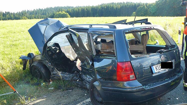 Ein 75-jähriger Mannsflurer starb in den Trümmern seines Golf. Fotos: Klaus Peter Wulf