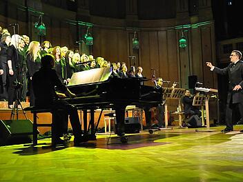 Die "KisSingers" unter Leitung von Jörg Wöltche im Großen Saal des Regentenbaus.  Foto: Peter Klopf
