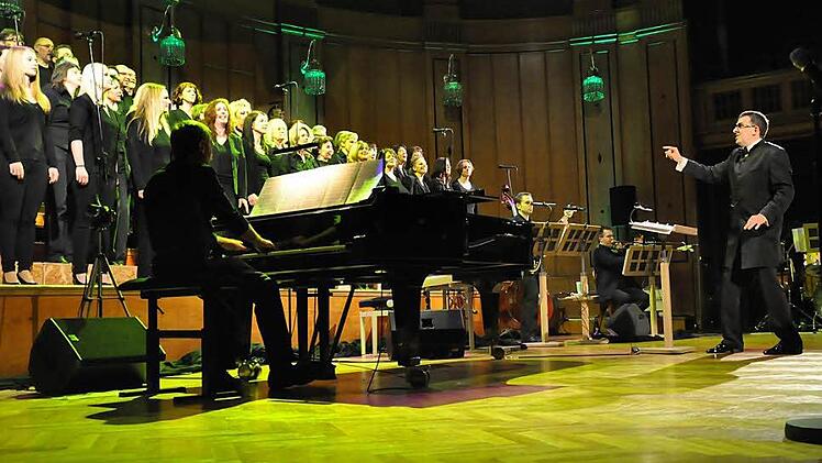 Die "KisSingers" unter Leitung von Jörg Wöltche im Großen Saal des Regentenbaus.  Foto: Peter Klopf