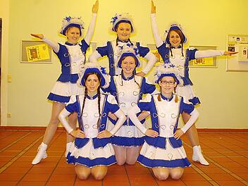 Die Prinzengarde probt für ihre Auftritte bei den Büttenabenden. Das Bild zeigt (hinten von links) Julia Agel, Vanessa Gerber, Nina Haderlein sowie (vorne von links) Nina Buckreus, Tina Wölz und Kristin Jakob. Es fehlen: Lisa Wachter und Tina Görtler.  Foto: Heike Schülein