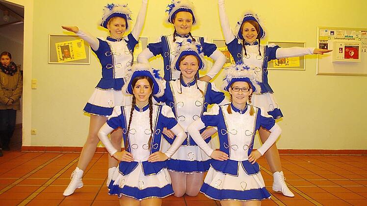 Die Prinzengarde probt für ihre Auftritte bei den Büttenabenden. Das Bild zeigt (hinten von links) Julia Agel, Vanessa Gerber, Nina Haderlein sowie (vorne von links) Nina Buckreus, Tina Wölz und Kristin Jakob. Es fehlen: Lisa Wachter und Tina Görtler.  Foto: Heike Schülein