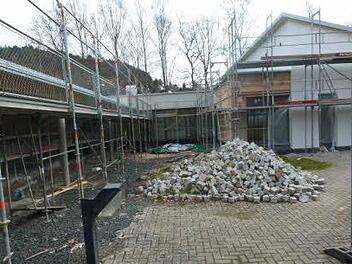 Es herrscht zwar noch ein reger Baubetrieb, vor allem im Außenbereich der Kindertagesstätte in Weitramsdorf. Bis Mai dieses Jahres soll es anders aussehen.Foto: Lothar Weidner