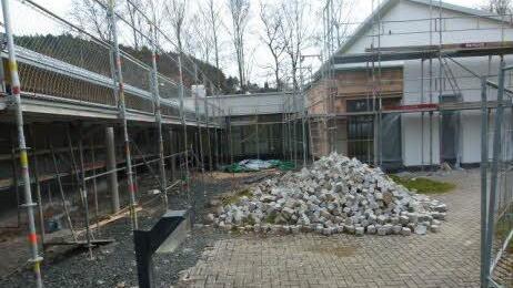 Es herrscht zwar noch ein reger Baubetrieb, vor allem im Außenbereich der Kindertagesstätte in Weitramsdorf. Bis Mai dieses Jahres soll es anders aussehen.Foto: Lothar Weidner