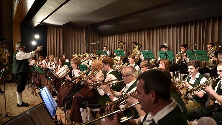Mit Blasmusik in ihrer Ursprünglichkeit fernab jedes volksmusikalischen Kitsches erfreute die Blaskapelle aus Hofstetten unter Leitung von Klaus Rambacher beim 16. Abend der Blasmusik in der Stadthalle von Königsberg die vielen Zuhörer. Fotos: Gerold Snater
