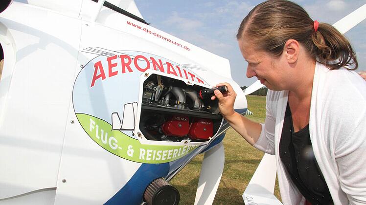 Sandra Bieberstein (36) aus Rothenburg ob der Tauber macht den Sicherheitscheck vor dem Abflug. Foto: Sonny Adam