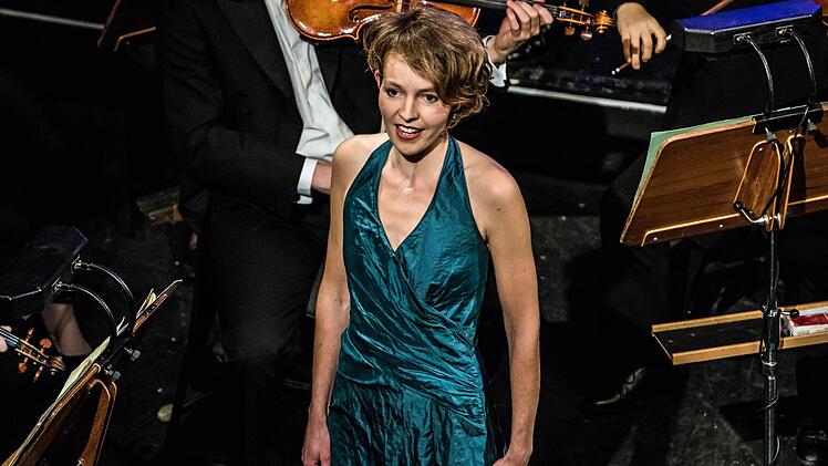 Impressionen vom Sinfoniekonzert des Landestheaters unter der Leitung von Alexander Merzyn: Vokalsolistin war Verena Usemann.Foto: Jochen Berger