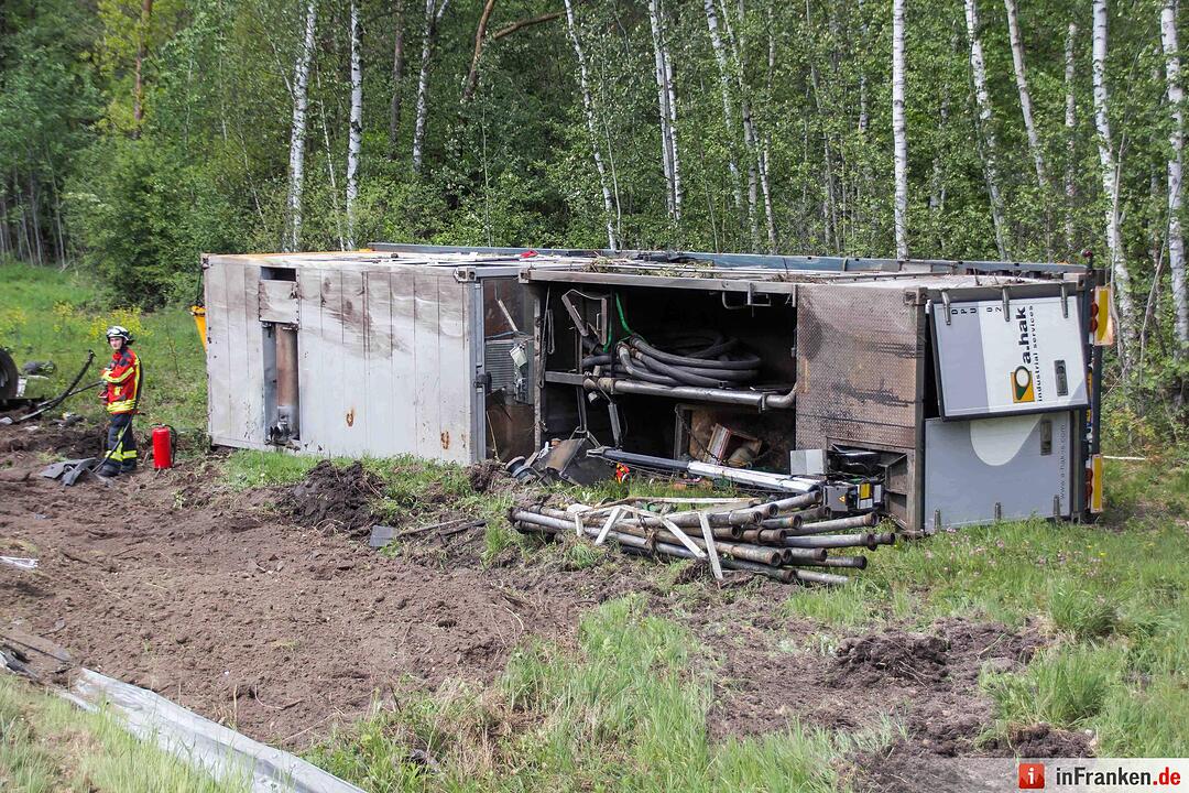 Nürnberg_ Schwerer Lkw-Unfall nach Reifenplatzer