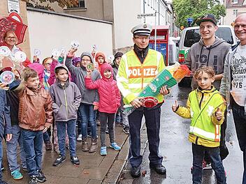 Die Schüler der Klasse 2 b der Wunderburgschule bedanken bei rücksichtvollen Autofahrern. Mit im Bild ein Verkehrserzieher der Polizei sowie ein Fahrlehrer mit seinem Schüler, die sich an die Geschwindigkeitsbegrenzung vor dem Schulgebäude gehalten hatten.  Foto: RiegerPress
