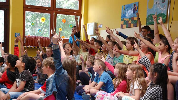 Viele Kinder wollten aktiv bei dem Theaterstück mitspielen.