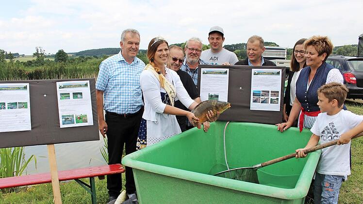 Auftakt am Karpfenweiher mit (von links) B&uuml;rgermeister Hans Beck, Karpfenk&ouml;nigin Nina I. , Werner N&uuml;tzel, Teichwirte, BBV-Kreisobmann Edgar B&ouml;hmer, Luisa Wiesneth, Kreisb&auml;uerin Anneliese G&ouml;ller und Luca