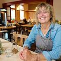 Café-Neueröffnung in Nürnberg: Sissy Baumann kocht und backt nur mit Pflanzen. Fotos: Nikolas Pelke