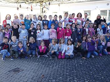 AOK-Bereichsleiter Ralf Netzl hat die Patenschaftsurkunde des Präventionsprojektes Klasse 2000 an die Schulleiterin Anja Weigand-Hartmann (rechts) der Sinnberg-Grundschule übergeben. Auch die Lehrerinnen Petra Arnold (links) und Stefanie Wirsing (3. v. rechts) begleiten die Schüler durch das Projekt zu den Themen Ernährung, Bewegung und Sozialkompetenz in den kommenden vier Jahren.  Foto: Lothar Zachmann, AOK