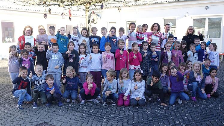 AOK-Bereichsleiter Ralf Netzl hat die Patenschaftsurkunde des Präventionsprojektes Klasse 2000 an die Schulleiterin Anja Weigand-Hartmann (rechts) der Sinnberg-Grundschule übergeben. Auch die Lehrerinnen Petra Arnold (links) und Stefanie Wirsing (3. v. rechts) begleiten die Schüler durch das Projekt zu den Themen Ernährung, Bewegung und Sozialkompetenz in den kommenden vier Jahren.  Foto: Lothar Zachmann, AOK
