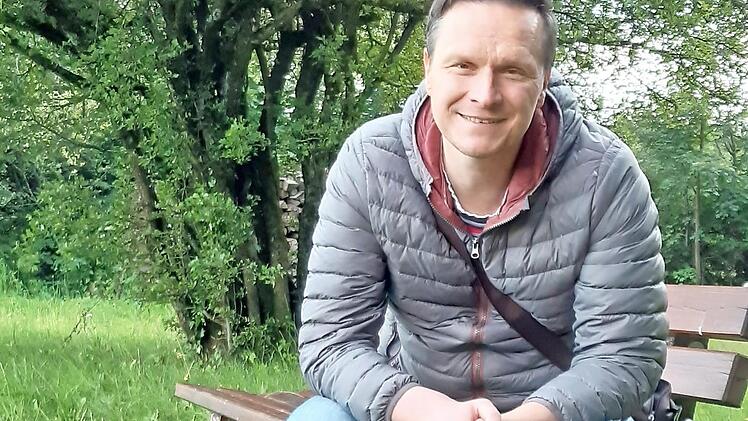 Der Wechsel auf Hochkant bringt neue Perspektiven. Die Person wird näher rangeholt. Der Baum bildet einen schönen Hintergrund. Insgesamt wirkt das Bild interessanter.