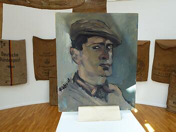 In Gestalt eines frühen Selbst-Porträts aus dem Jahr 1957 ist Robert Reiter ständig anwesend in der großen Herbstausstellung, die der Kunstverein Coburg dem in Untersiemau lebenden Künstler widmet.Foto: Jochen Berger