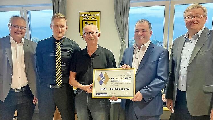 Bei der Verleihung der &bdquo;Goldenen Raute&ldquo;, von links: Thomas Unger (Bezirksvorsitzender des BFV Oberfranken), Daniel Bickel (Vorsitzender FC Th&uuml;ngfeld), Fritz Schmidt (Ehrenamtsbeauftragter und Ehrenvorstand FC Th&uuml;ngfeld), Stefan Schmitt (Kreisehrenamtsbeauftragter im Fu&szlig;ballkreis Bamberg/Bayreuth/Kulmbach) und Bernhard Seeger (Zweiter B&uuml;rgermeister der Stadt Sch&uuml;sselfeld)