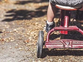 Kind auf Dreirad - Feuerwehr kommt zur Hilfe