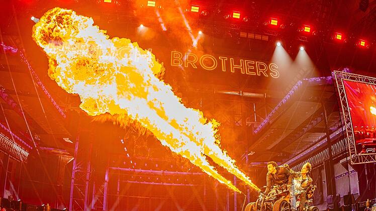 Die Ehrlich Brothers haben zahlreiche Illusionen mit Feuer im Programm. Dabei kann auch mal was schief gehen: Bei Proben für eine Show im Juni 2025 geriet Andreas Ehrlich zu nah an einen Flammenwerfer, wodurch seine mit Haarspray fixierte Frisur Feuer fing.