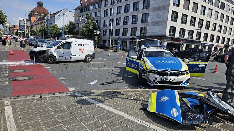 Streifenwagen auf Einsatzfahrt kollidiert mit Handwerkerfahrzeug: Drei Verletzte