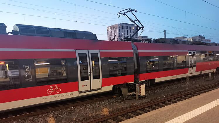 S-Bahn, Zug, Bahn am Hauptbahnhof N&uuml;rnberg