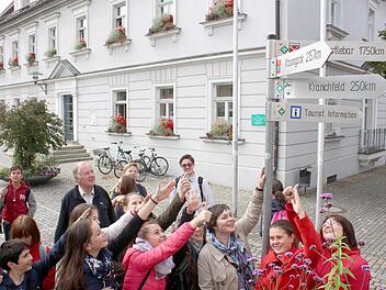 2157 Kilometer sind es für diese Schüler bis in ihre Heimat Krasnogorsk.. Die jungen Mädchen und Buben aus Russland sind derzeit zum Schüleraustausch am Höchstadter Gymnasium.  Foto: Andreas Dorsch