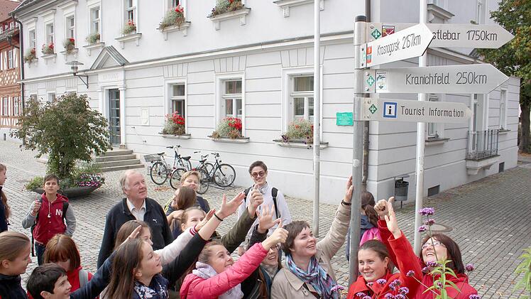 2157 Kilometer sind es für diese Schüler bis in ihre Heimat Krasnogorsk.. Die jungen Mädchen und Buben aus Russland sind derzeit zum Schüleraustausch am Höchstadter Gymnasium.  Foto: Andreas Dorsch