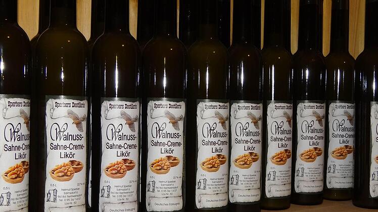 Zum Schnapsbrennen muss man ein bisschen geboren sein. Spirituosen sind eine Hohe Kunst, die im Landkreis Haßberge noch von etlichen Personen beherrscht wird. Helmut Sperber ist eine davon. Foto: Johanna Eckert