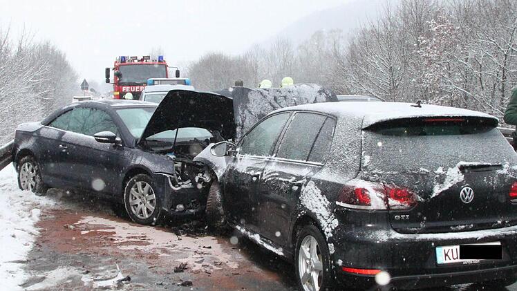 Der Fahrer des VW Eos kam verletzt ins Klinikum. Foto: Jürgen Gärtner