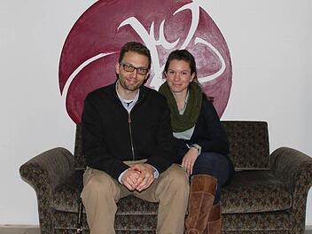 Boris Höttinger ist seit Januar 2013 Gemeindejugendpfleger für Bad Brückenau. Hier ist er mit seiner Frau Jessica bei der Eröffnungsfeier für das Jugendzentrum im März 2013 zu sehen. Foto: Ulrike Müller/Archiv