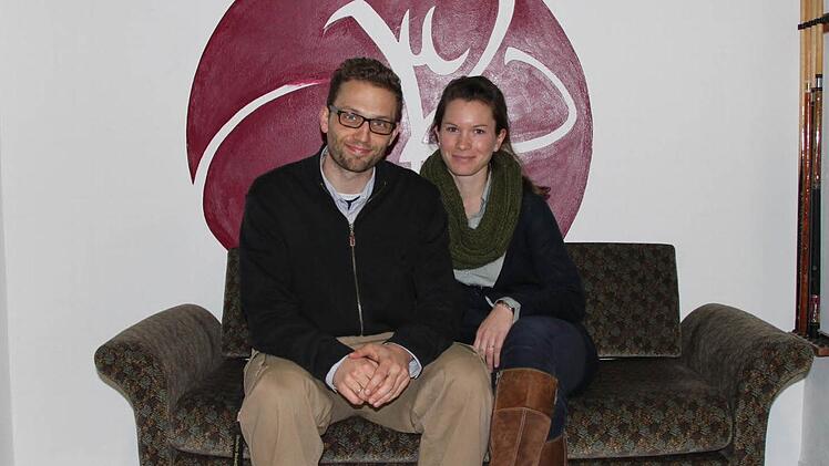 Boris Höttinger ist seit Januar 2013 Gemeindejugendpfleger für Bad Brückenau. Hier ist er mit seiner Frau Jessica bei der Eröffnungsfeier für das Jugendzentrum im März 2013 zu sehen. Foto: Ulrike Müller/Archiv