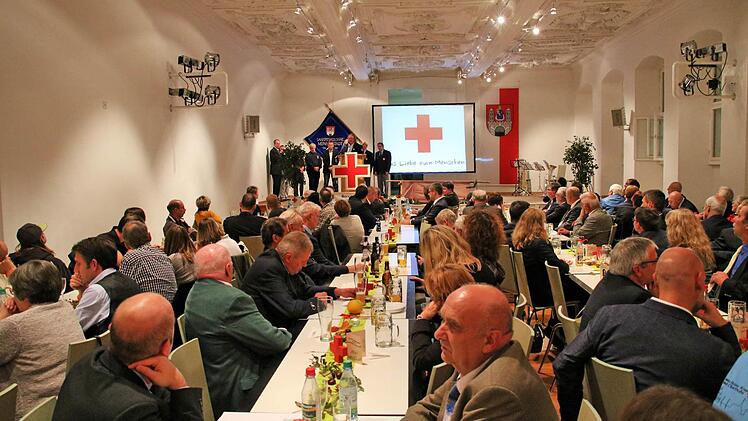 Voll besetzt war die Alte Aula bei der Jubiläumsfeier des Roten Kreuzesin Münnerstadt.  Foto: Dieter Britz