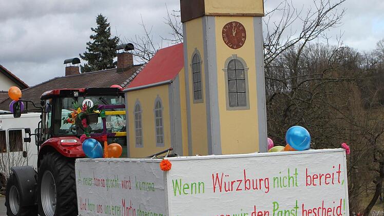 Kein Pfarrer - aber die ganze Kirche brachte die KAB auf dem Wagen mit. Foto: Günther Geiling