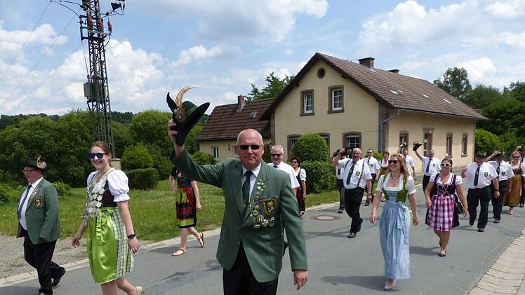 Ein farbenprächtiger Umzug bewegte sich unter den Klängen der Stadtkapelle Kupferberg durch Neufang. Unser Bild zeigt die Schützengesellschaft Presseck. Foto: Klaus-Peter Wulf