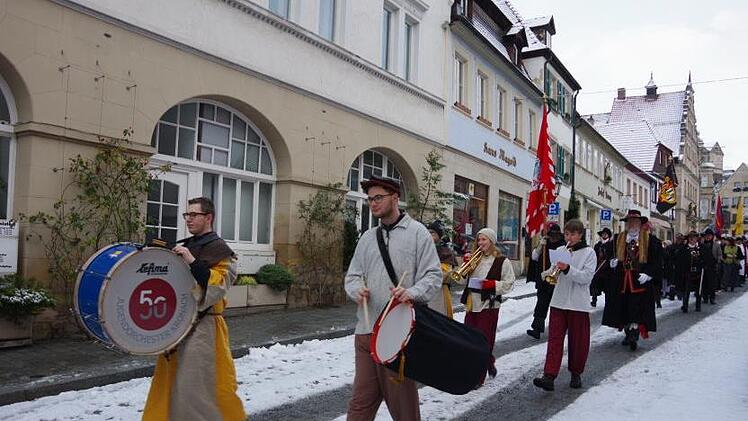 Die historischen Gruppen zogen zur Stadtpfarrkirche.