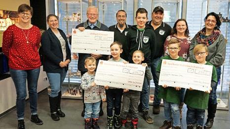 Der Gladbach-Fanclub Frankenwald hat Kindergärten und Glasbewahrer am Rennsteig mit Spenden erfreut.  Foto: Karl-Heinz Hofmann