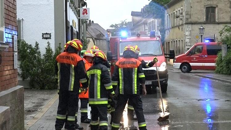 Im mittelfränkischen Scheinfeld stand am Montagabend das Zentrum für kurze Zeit unter Wasser. Foto: NEWS5 / Herse