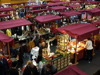 Auch heuer war der Nordhalbener Nikolausmarkt in der Nordwaldhalle wieder ein Besuchermagnet. Während es draußen stürmte, konnten die Marktbesucher in der warmen Halle genussvoll bummeln.Norbert Neugebauer