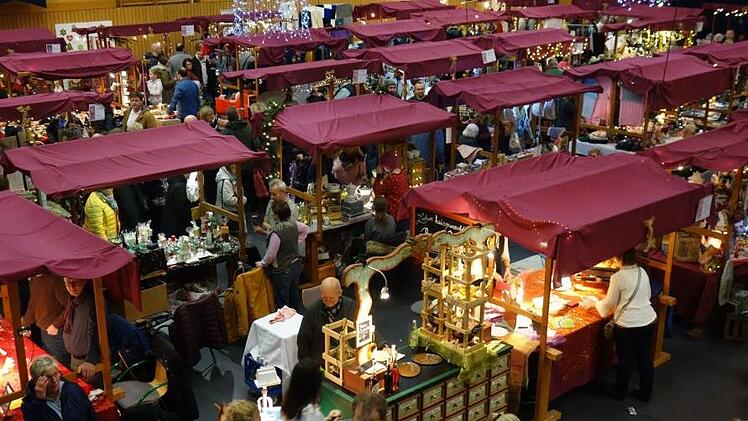 Auch heuer war der Nordhalbener Nikolausmarkt in der Nordwaldhalle wieder ein Besuchermagnet. Während es draußen stürmte, konnten die Marktbesucher in der warmen Halle genussvoll bummeln.Norbert Neugebauer