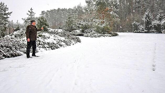 B&uuml;rgermeister Oswald Siebenhaar vor Ort, wo das neue Baumurnen- und Erdurnenfeld entstehen wird  Foto: Karl Heinz Wirth