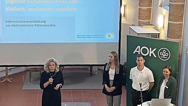 Franka Struve-Waasner mit Laura Stahl, Jonas Schubert und Daniela B&ouml;hner (v.&nbsp;l.), stellvertretende Direktorin AOK Bayern, Direktion Bamberg.
