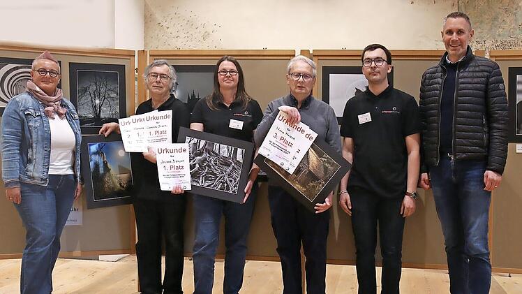 Siegerehrung im Zuge der Fotoausstellung: von links Marktgemeinder&auml;tin Anja Badura-Aichberger, Gerhard Buberl, Juliane Bienlein, Hans Hager, Tim Heller und B&uuml;rgermeister Martin Bernreuther.