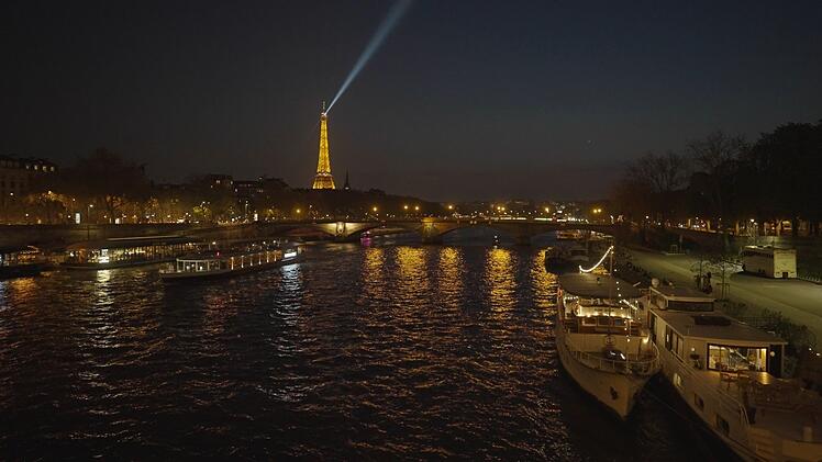 Eiffelturm und Seine: Die Boote auf der n&auml;chtlichen Seine sind eine beliebte Partylocation.