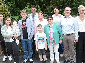 Gratulation zum 85. Geburtstag von Rosa Maria Erhardt (Vierte von rechts) mit B&uuml;rgermeisterin Angela Hofmann (Dritte von rechts) mit weiteren Gratulanten aus dem Familienkreis.